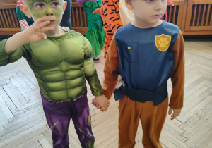 Dzieci tańczą na Balu Karnawałowym