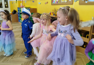 Dzieci tańczą na Balu Karnawałowym