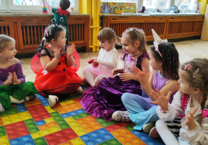 Dzieci tańczą na Balu Karnawałowym