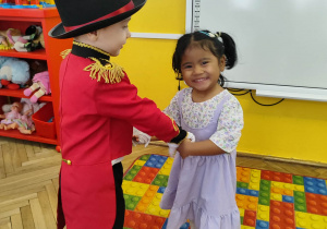 Dzieci tańczą na Balu Karnawałowym