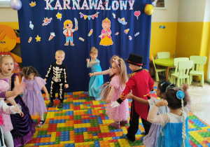 Dzieci tańczą na Balu Karnawałowym