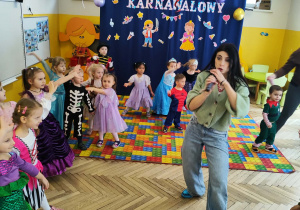 Dzieci tańczą na Balu Karnawałowym