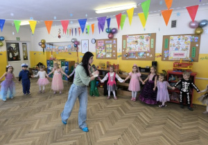 Dzieci tańczą na Balu Karnawałowym