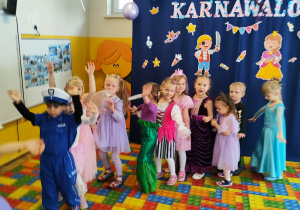 Dzieci tańczą na Balu Karnawałowym