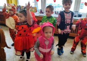 Dzieci tańczą na Balu Karnawałowym