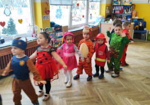 Dzieci tańczą na Balu Karnawałowym