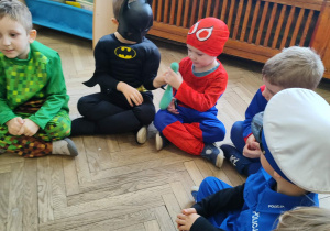 Dzieci tańczą na Balu Karnawałowym