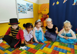 Dzieci tańczą na Balu Karnawałowym