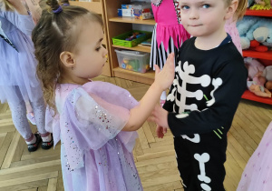 Dzieci tańczą na Balu Karnawałowym