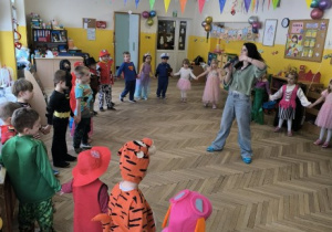 Dzieci tańczą na Balu Karnawałowym
