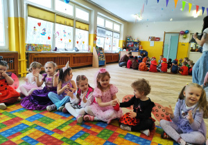 Dzieci tańczą na Balu Karnawałowym