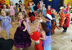Dzieci tańczą na Balu Karnawałowym