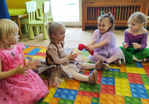 Dzieci tańczą na Balu Karnawałowym