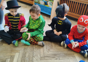 Dzieci tańczą na Balu Karnawałowym