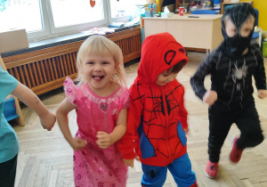 Dzieci tańczą na Balu Karnawałowym