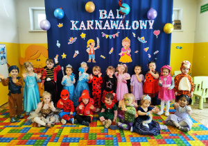 Dzieci tańczą na Balu Karnawałowym