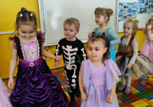 Dzieci tańczą na Balu Karnawałowym
