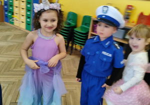 Dzieci tańczą na Balu Karnawałowym