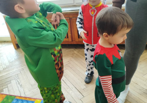 Dzieci tańczą na Balu Karnawałowym