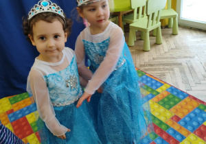 Dzieci tańczą na Balu Karnawałowym