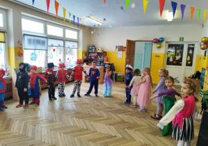 Dzieci tańczą na Balu Karnawałowym