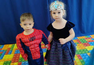 Dzieci tańczą na Balu Karnawałowym