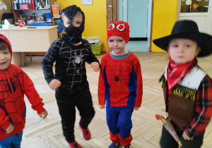 Dzieci tańczą na Balu Karnawałowym