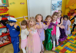 Dzieci tańczą na Balu Karnawałowym