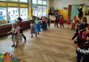 Dzieci tańczą na Balu Karnawałowym