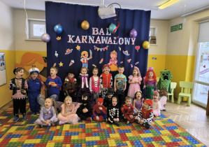 Dzieci tańczą na Balu Karnawałowym