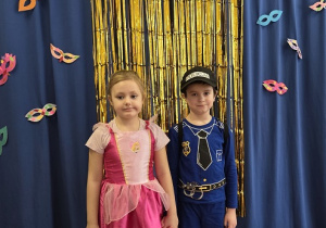 Policjant i królewna na balu