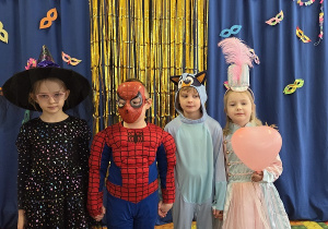 wspólne zdjęcie dziewczynek na balu