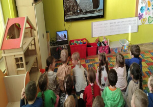 oglądamy bajkę edukacyjną o kocie