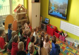 oglądamy bajkę edukacyjną o kocie