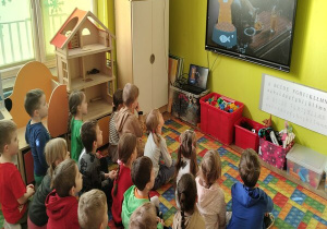 oglądamy bajkę edukacyjną o kocie