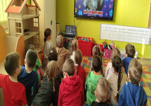 oglądamy bajkę edukacyjną o kocie