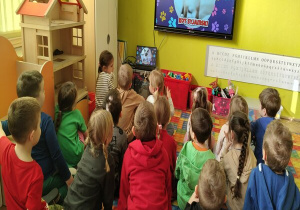 oglądamy bajkę edukacyjną o kocie