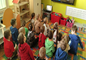 oglądamy bajkę edukacyjną o kocie