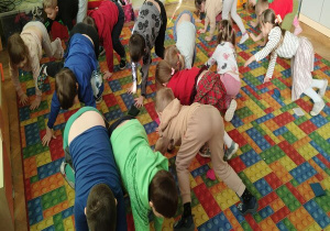 zabawa ruchowa ,,Kotki''