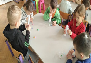 ćwiczenia oddechowe ,,Latające kuleczki''