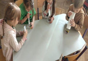 ćwiczenia oddechowe ,,Latające kuleczki''