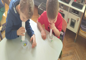 ćwiczenia oddechowe ,,Latające kuleczki''