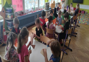 wycinamy nożyczkami swoje dłonie