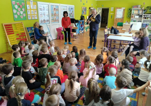 Dzieci słuchają brzmienia puzonu