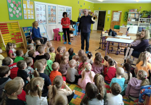 Dzieci słuchają brzmienia puzonu