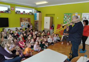 Dzieci słuchają brzmienia puzonu