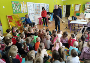 Dzieci słuchają brzmienia puzonu