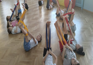 ćwiczymy z szarfami