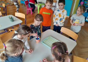 Dzieci przygotowują lodowe farby