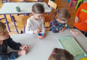 Dzieci przygotowują lodowe farby